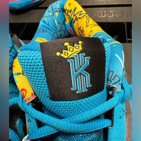 Nike Kyrie 8 GO SE Basketball Shoes - Picture 3 of 7